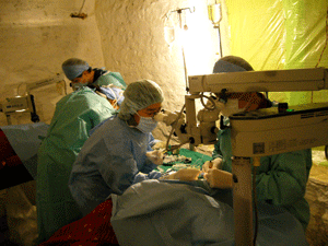日本眼科医療協力会　手術中の写真